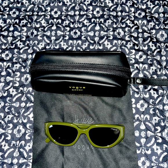 Vogue x Hailey Bieber Sunglasses - Picture 4 of 7